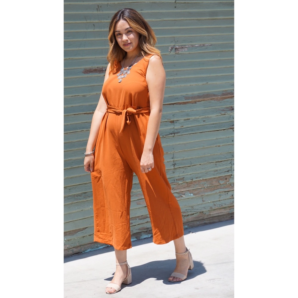 Sleeveless jumpsuit w/ cropped pants and waist tie